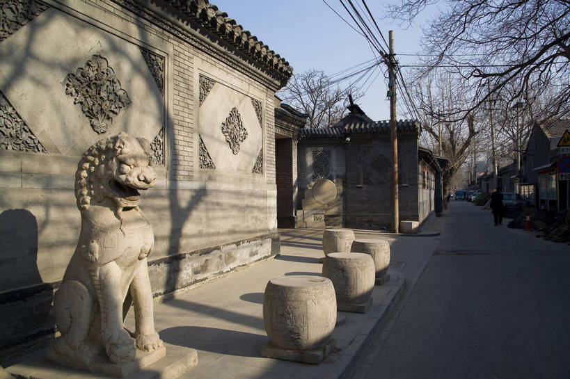 横图,彩色,室外,白天,旅游,度假,美景,名胜古迹,门,城市风光,城市,道路,胡同,建筑,街道,路,公路,北京,中国,亚洲,局部,风俗,艺术,平静,民俗,瓦片,景观,交通,瓦,历史,娱乐,传统,风情,民居,特色,红色,门框,享受,休闲,景色,放松,精神,摄影,建造,古代建筑,部分,四合院,象征,美好,感受,参观,青砖,东亚,屋瓦,中华人民共和国,古代文明,制度,特征,马路,彩图,旅行,老城区,传统文化,普通,bj174