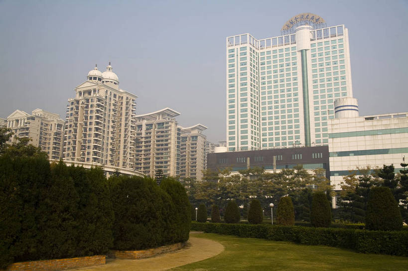 人群,广场,横图,彩色,室外,旅游,度假,美景,天际线,城市风光,城市,大厦,建筑,公路,汽车,叶子,中国,亚洲,景观,绿叶,交通,娱乐,现代,现代建筑,旅客,特色,车,树叶,白云,蓝天,绿地,绿化带,天,享受,休闲,广阔,嫩叶,景色,便捷,放松,运输,摄影,生活方式,经济,轮廓,居住,美好,文明,城市广场,参观,东亚,发展,福建省,中华人民共和国,快捷,开阔,福州,福州市,繁荣,进步,发达,交流,叶,叶片,彩图,观光,旅行,高楼,居住区,快速路,bj174