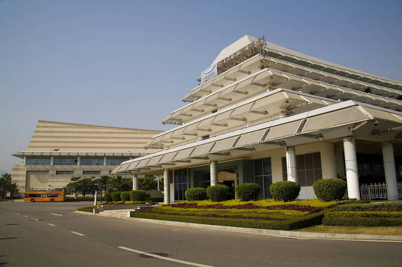 人群,横图,彩色,室外,旅游,度假,美景,名胜古迹,树林,天际线,城市风光,标志建筑,城市,大厦,地标,建筑,中国,亚洲,遗迹,景观,古迹,文物,娱乐,建设,现代,古建筑,厦门,现代建筑,特色,树,树木,白云,蓝天,绿地,绿化带,天,享受,休闲,广阔,旅游胜地,景色,放松,摄影,生活方式,经济,观看,轮廓,展览,居住,公共设施,美好,文明,特殊,展览馆,参观,国际会展中心,古文明,东亚,发展,福建省,厦门市,中华人民共和国,开阔,繁荣,进步,发达,交流,彩图,观光,旅行,高楼,居住区,bj174