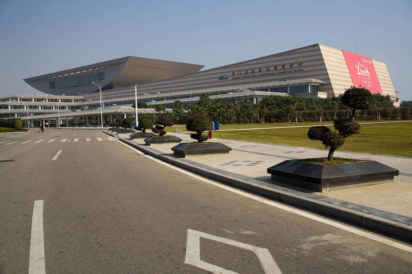 人群,横图,彩色,室外,旅游,度假,美景,名胜古迹,树林,天际线,城市风光,标志建筑,城市,大厦,地标,建筑,中国,亚洲,遗迹,景观,古迹,文物,娱乐,建设,现代,古建筑,厦门,现代建筑,特色,树,树木,白云,蓝天,绿地,绿化带,天,享受,休闲,广阔,旅游胜地,景色,放松,摄影,生活方式,经济,观看,轮廓,展览,居住,公共设施,美好,文明,特殊,展览馆,参观,国际会展中心,古文明,东亚,发展,福建省,厦门市,中华人民共和国,开阔,繁荣,进步,发达,交流,彩图,观光,旅行,高楼,居住区,bj174