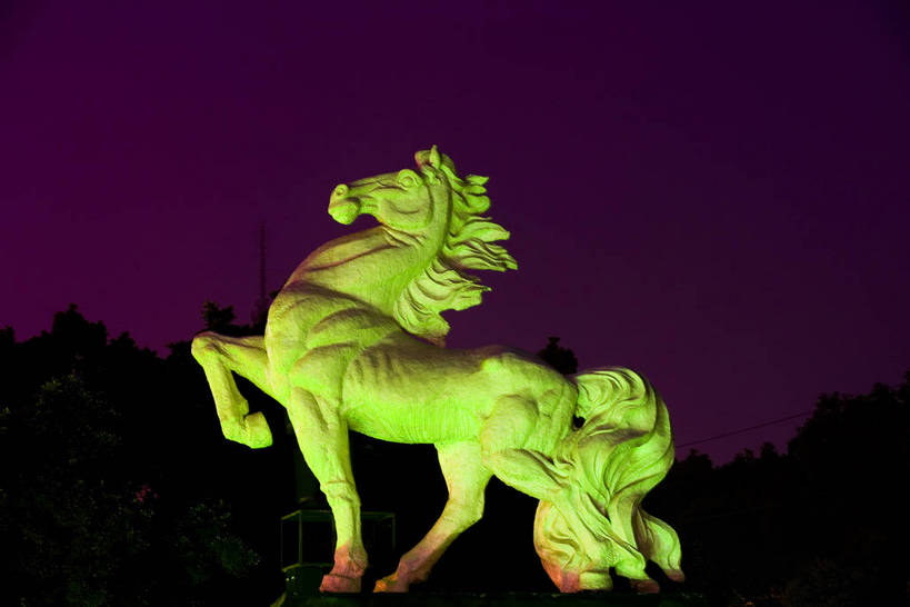 横图,彩色,室外,白天,旅游,度假,商务,石头,美景,水,城市风光,城市,大厦,建筑,马,野生动物,雕塑,中国,亚洲,艺术,装饰,雕刻,雕像,石子,塑像,海边,景观,建筑群,娱乐,现代,厦门,现代建筑,特色,天空,海水,动物,绿地,工艺品,天,享受,休闲,景色,放松,金融,运输,摄影,牲畜,生活方式,经济,纪念,居住,美术,象征,海滨,美好,文明,主题,参观,陈列,贸易,东亚,发展,福建省,厦门市,中华人民共和国,功能,美学,繁荣,进步,发达,交流,石块,岩石,彩图,观光,旅行,商业,高楼,居住区,海滨城市,bj174