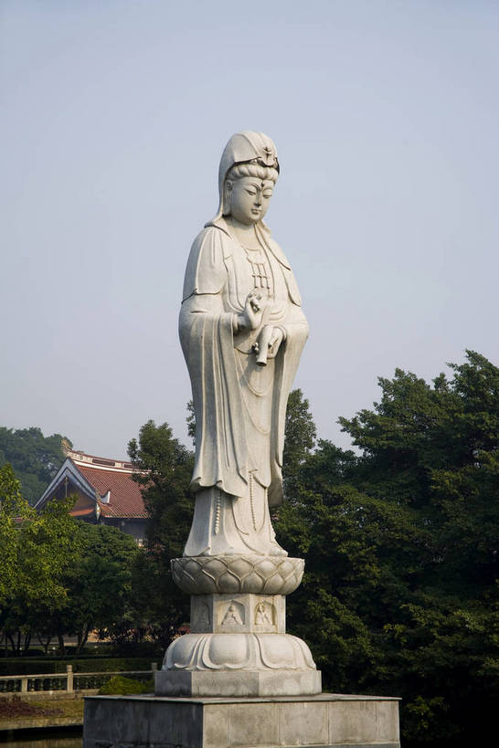 人群,寺庙,竖图,彩色,室外,白天,旅游,度假,湖,名胜古迹,水,标志建筑,地标,建筑,雕塑,中国,亚洲,节日,遗迹,艺术,装饰,木质,雕刻,雕像,浮雕,塑像,柱子,长廊,房屋,楼阁,亭子,屋子,文化遗产,走廊,古典,教育,古迹,历史,文化,文物,娱乐,建设,佛,古建筑,天王殿,楼房,石雕,树,树木,古代,阳光,工艺品,凉亭,湖水,祈祷,享受,休闲,健康,旅游胜地,放松,竖,思想,许愿,摄影,宗教,观音,回廊,佛教,信仰,古代建筑,烧香,纪念,精致,拜,祈求,美术,矗立,清新,文明,中国文化,主题,耸立,陈列,古文明,东亚,菩萨,福建省,观音菩萨,中华人民共和国,功能,美学,挺立,福州,释教,古远,古代文明,流传,幽静,平安,旅行,房子,庙,寺,传统文化,架空,西禅寺,bj174