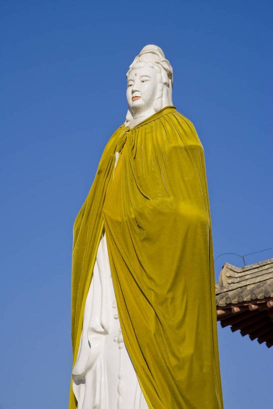 寺庙,竖图,彩色,室外,白天,旅游,度假,名胜古迹,标志建筑,地标,建筑,雕塑,长城,中国,亚洲,风俗,神话,遗迹,雕像,塑像,文化遗产,冬天,寺院,辽阔,古典,古迹,历史,文物,娱乐,建设,传统,佛,古建筑,石雕,特色,古代,蓝天,天空,天,享受,休闲,广阔,旅游胜地,放松,精神,竖,摄影,观音,城楼,古代建筑,纪念,矗立,文明,中国文化,传说,特殊,耸立,古文明,东亚,菩萨,中华人民共和国,河北省,秦皇岛,挺立,古远,流传,制度,特别,传奇,旅行,庙,寺,传统文化,孟姜女庙,山海关,孟姜女,bj174