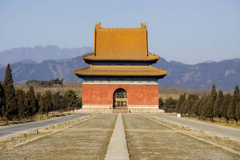 横图,彩色,室外,白天,旅游,度假,神秘,名胜古迹,门,标志建筑,道路,地标,建筑,路,公路,中国,亚洲,花纹,风俗,遗迹,艺术,雕刻,雕像,图案,楼阁,文化遗产,交通,古迹,历史,文物,娱乐,建设,传统,古建筑,享受,休闲,旅游胜地,放松,精神,气派,摄影,古代建筑,权威,陵墓,象征,高贵,美好,拱形门,感受,图样,参观,古文明,东亚,中华人民共和国,权力,河北,威严,权势,伟大,古代文明,制度,特征,皇家,势力,马路,彩图,旅行,皇陵,东陵,清东陵,bj174