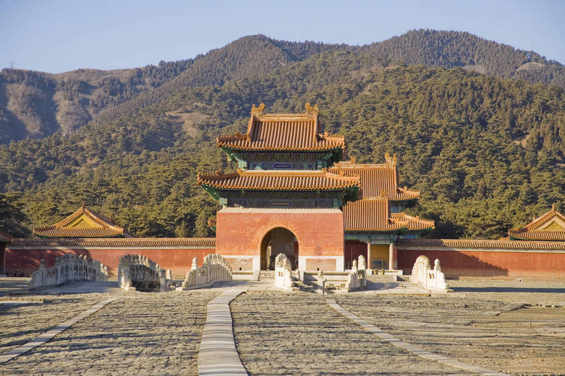 横图,彩色,室外,白天,旅游,度假,神秘,名胜古迹,门,标志建筑,道路,地标,建筑,路,公路,中国,亚洲,花纹,风俗,遗迹,艺术,雕刻,雕像,图案,楼阁,文化遗产,交通,古迹,历史,文物,娱乐,建设,传统,古建筑,享受,休闲,旅游胜地,放松,精神,气派,摄影,古代建筑,权威,陵墓,象征,高贵,美好,拱形门,感受,图样,参观,古文明,东亚,中华人民共和国,权力,河北,威严,权势,伟大,古代文明,制度,特征,皇家,势力,马路,彩图,旅行,皇陵,东陵,清东陵,bj174