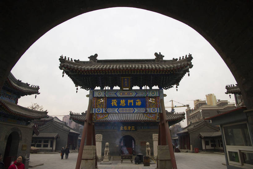 人群,横图,彩色,室外,白天,旅游,度假,名胜古迹,标志建筑,地标,建筑,雕塑,天津,中国,亚洲,遗迹,民俗,灯笼,雕像,浮雕,文化遗产,古城,牌坊,牌楼,集市,古典,古迹,历史,文物,娱乐,建设,古建筑,红灯笼,石雕,民居,古镇,古代,石狮,享受,休闲,旅游胜地,放松,思想,摄影,赶集,古代建筑,纪念,石像,文明,中国文化,古文明,东亚,中华人民共和国,古远,古代文明,流传,观光,旅行,游览,居住区,传统文化,飞檐,bj174