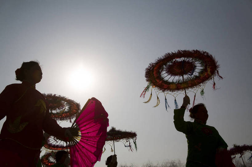 横图,彩色,室外,旅游,度假,美景,名胜古迹,标志建筑,地标,建筑,中国,亚洲,遗迹,民俗,图片,景观,文化遗产,乡村,冬季,冬天,古迹,历史,文物,娱乐,建设,传统,古建筑,民族,特色,古代,天空,自然,天,享受,休闲,旅游胜地,景色,放松,摄影,象征,贫瘠,中国文化,自然风光,特殊,古文明,东亚,地貌,陕西,陕西省,中华人民共和国,革命,西北地区,陕,延安,延安市,革命根据地,腰鼓,古远,冬日,民族舞,旅行,游览,舞蹈,地质,安塞,安塞县,bj174