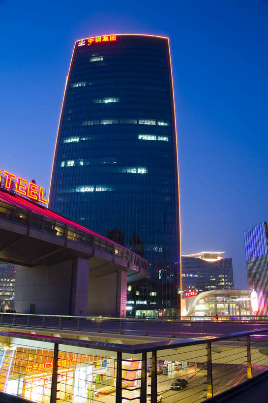 竖图,彩色,旅游,度假,商务,名胜古迹,天际线,城市风光,标志建筑,城市,地标,建筑,夜景,北京,中国,亚洲,遗迹,景观,建筑群,灯光,首都,都市,古迹,文物,娱乐,建设,现代,古建筑,现代建筑,商业街,楼宇,享受,休闲,灿烂,旅游胜地,放松,竖,摄影,经济,矗立,耸立,古文明,东亚,发展,海淀区,中关村,中华人民共和国,北京市,京,北平,华北地区,灯火辉煌,挺立,繁荣,进步,发达,旅行,办公,国家自主创新示范区,中关村科技园,bj174