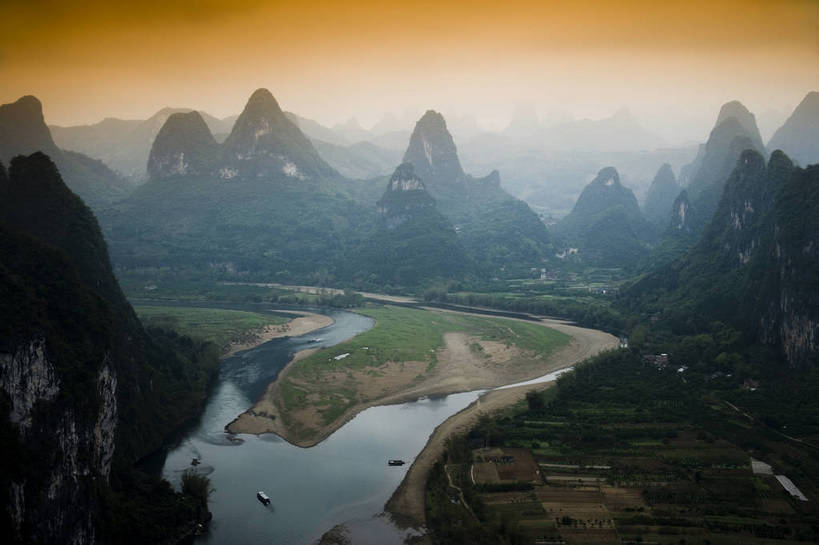 横图,彩色,室外,白天,旅游,度假,美景,名胜古迹,山,标志建筑,地标,建筑,桂林,中国,亚洲,遗迹,景观,渔船,古迹,文物,娱乐,建设,古建筑,江水,游船,自然,享受,休闲,旅游胜地,放松,摄影,广西,美好,自然风光,古文明,东亚,漓江,中华人民共和国,兴坪,江,旅行,bj174