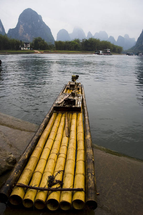 竖图,彩色,室外,白天,旅游,度假,美景,名胜古迹,山,标志建筑,地标,建筑,桂林,中国,亚洲,遗迹,景观,渔船,古迹,文物,娱乐,建设,古建筑,江水,游船,自然,享受,休闲,旅游胜地,放松,竖,摄影,广西,矗立,美好,自然风光,耸立,古文明,东亚,漓江,中华人民共和国,挺立,兴坪,江,旅行,bj174