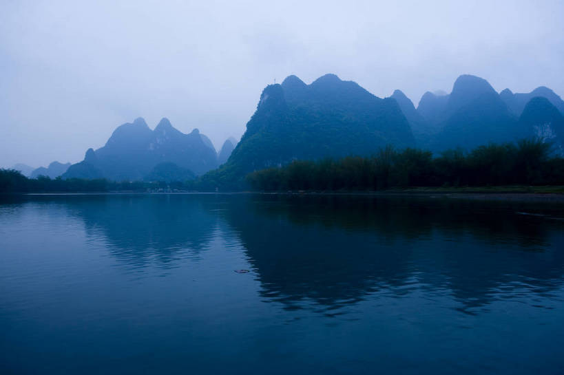 横图,彩色,室外,白天,旅游,度假,美景,名胜古迹,山,标志建筑,地标,建筑,桂林,中国,亚洲,遗迹,景观,渔船,古迹,文物,娱乐,建设,古建筑,江水,游船,自然,享受,休闲,旅游胜地,放松,摄影,广西,美好,自然风光,古文明,东亚,漓江,中华人民共和国,兴坪,江,旅行,bj174