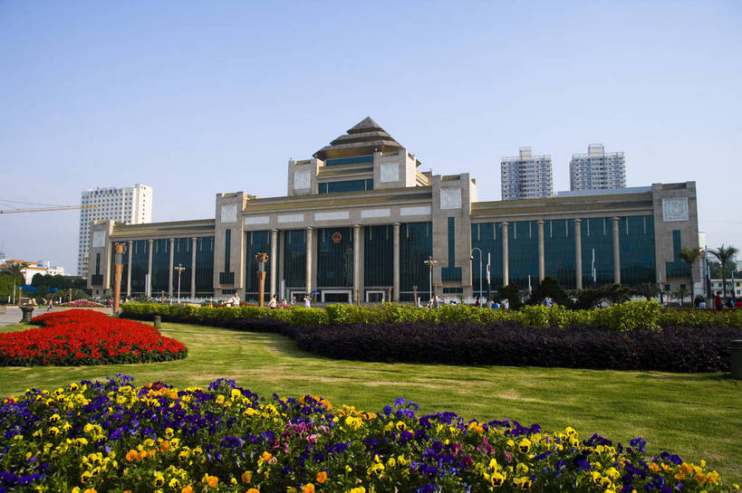 人民大会堂,横图,彩色,室外,白天,旅游,度假,名胜古迹,天际线,城市风光,标志建筑,城市,道路,地标,建筑,路,公路,中国,亚洲,遗迹,景观,建筑群,交通,都市,古迹,文物,娱乐,建设,现代,古建筑,现代建筑,享受,休闲,旅游胜地,放松,运输,摄影,经济,广西,古文明,东亚,发展,南宁,中华人民共和国,繁荣,进步,发达,马路,旅行,bj174