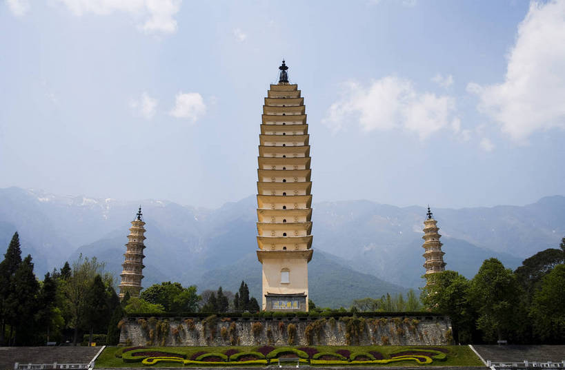 横图,室外,白天,旅游,度假,名胜古迹,标志建筑,地标,建筑,大理,中国,亚洲,遗迹,民俗,景观,文化遗产,建筑群,塔,古典,古迹,文物,娱乐,建设,古建筑,云南,特色,古镇,享受,休闲,旅游胜地,景色,放松,人文景观,古塔,中国文化,古文明,东亚,中华人民共和国,民族建筑,古代文明,旅行,传统文化,三塔,bj174
