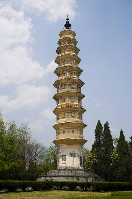 竖图,室外,白天,旅游,度假,名胜古迹,标志建筑,地标,建筑,大理,中国,亚洲,遗迹,民俗,景观,文化遗产,建筑群,塔,古典,古迹,文物,娱乐,建设,古建筑,云南,特色,古镇,享受,休闲,旅游胜地,景色,放松,竖,人文景观,古塔,矗立,中国文化,耸立,古文明,东亚,中华人民共和国,挺立,民族建筑,古代文明,旅行,传统文化,三塔,bj174