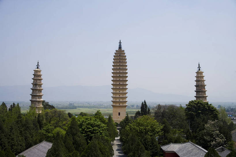 横图,室外,白天,旅游,度假,名胜古迹,标志建筑,地标,建筑,大理,中国,亚洲,遗迹,民俗,景观,文化遗产,建筑群,塔,古典,古迹,文物,娱乐,建设,古建筑,云南,特色,古镇,享受,休闲,旅游胜地,景色,放松,人文景观,古塔,中国文化,古文明,东亚,中华人民共和国,民族建筑,古代文明,旅行,传统文化,三塔,bj174