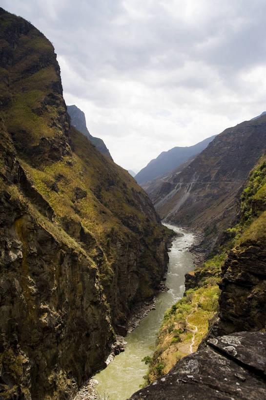 竖图,室外,白天,旅游,峡谷,中国,亚洲,民俗,景观,云南,特色,自然,景色,竖,人文景观,矗立,中国文化,自然风光,耸立,东亚,虎跳峡,中华人民共和国,挺立,河,旅行,传统文化,bj174