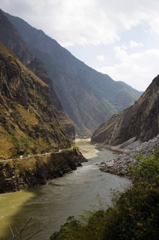 竖图,室外,白天,旅游,峡谷,中国,亚洲,民俗,景观,云南,特色,自然,景色,竖,人文景观,矗立,中国文化,自然风光,耸立,东亚,虎跳峡,中华人民共和国,挺立,河,旅行,传统文化,bj174