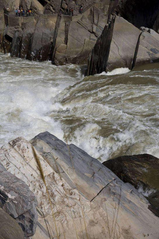 竖图,室外,白天,旅游,峡谷,中国,亚洲,民俗,景观,云南,特色,自然,景色,竖,人文景观,矗立,中国文化,自然风光,耸立,东亚,虎跳峡,中华人民共和国,挺立,河,旅行,传统文化,bj174