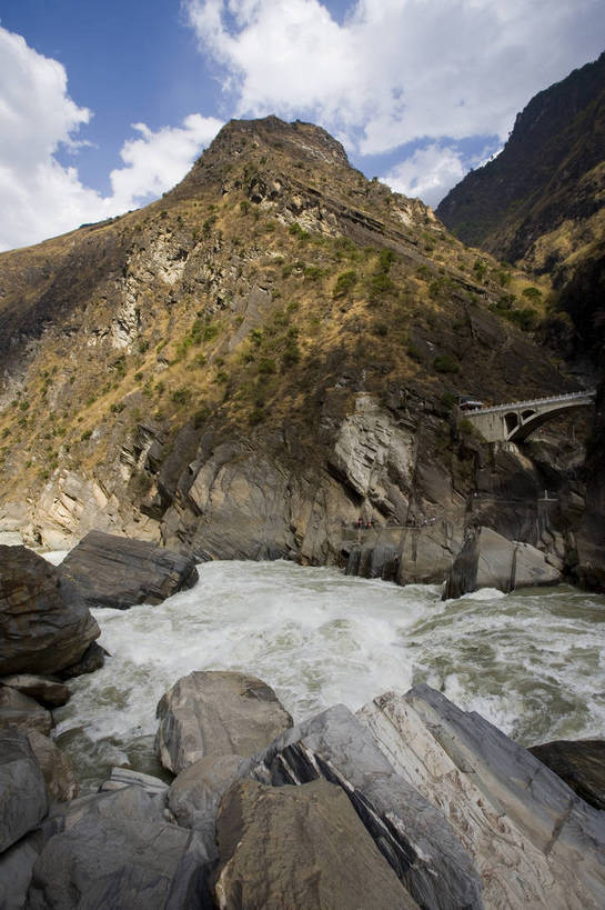 竖图,室外,白天,旅游,峡谷,中国,亚洲,民俗,景观,云南,特色,自然,景色,竖,人文景观,矗立,中国文化,自然风光,耸立,东亚,虎跳峡,中华人民共和国,挺立,河,旅行,传统文化,bj174