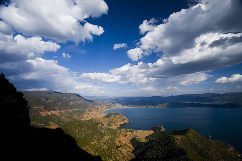 横图,室外,白天,旅游,度假,湖,名胜古迹,山,标志建筑,地标,建筑,中国,亚洲,遗迹,民俗,景观,古迹,文物,娱乐,建设,古建筑,云南,特色,水库,白云,天空,自然,湖水,天,享受,休闲,旅游胜地,景色,放松,人文景观,远山,中国文化,自然风光,古文明,东亚,泸沽湖,中华人民共和国,旅行,传统文化,bj174