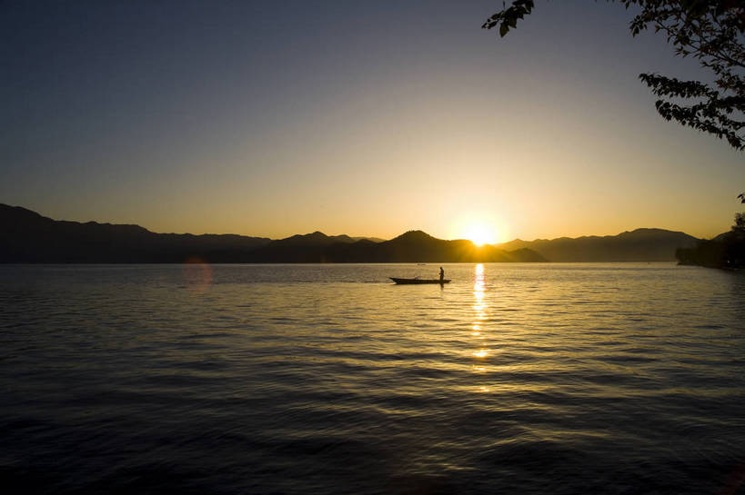 横图,室外,白天,旅游,度假,湖,名胜古迹,日落,山,标志建筑,地标,建筑,船,中国,亚洲,遗迹,民俗,景观,渔船,古迹,文物,娱乐,建设,古建筑,云南,特色,水库,白云,天空,自然,黄昏,湖水,天,享受,休闲,旅游胜地,景色,放松,人文景观,远山,中国文化,自然风光,古文明,东亚,泸沽湖,中华人民共和国,旅行,传统文化,bj174