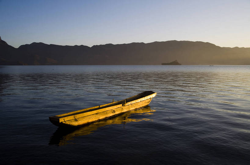 横图,室外,白天,旅游,度假,湖,名胜古迹,山,标志建筑,地标,建筑,船,中国,亚洲,遗迹,民俗,景观,渔船,古迹,文物,娱乐,建设,古建筑,云南,特色,水库,白云,天空,自然,湖水,天,享受,休闲,旅游胜地,景色,放松,人文景观,远山,中国文化,自然风光,古文明,东亚,泸沽湖,中华人民共和国,旅行,传统文化,bj174