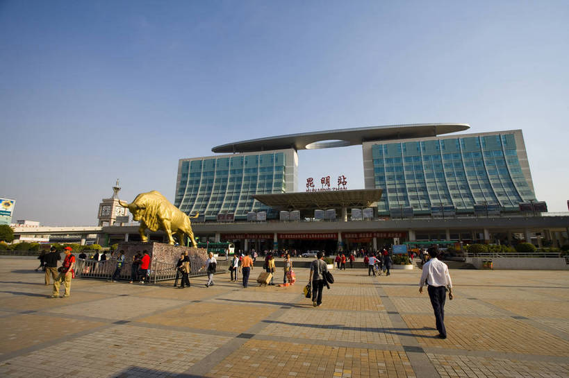 广场,火车站,横图,彩色,室外,白天,旅游,城市风光,城市,建筑,车站,雕塑,昆明,中国,亚洲,游客,雕像,交通,现代,现代建筑,铜牛,云南,旅客,运输,摄影,中国文化,游行,东亚,中华人民共和国,传统文化,bj174