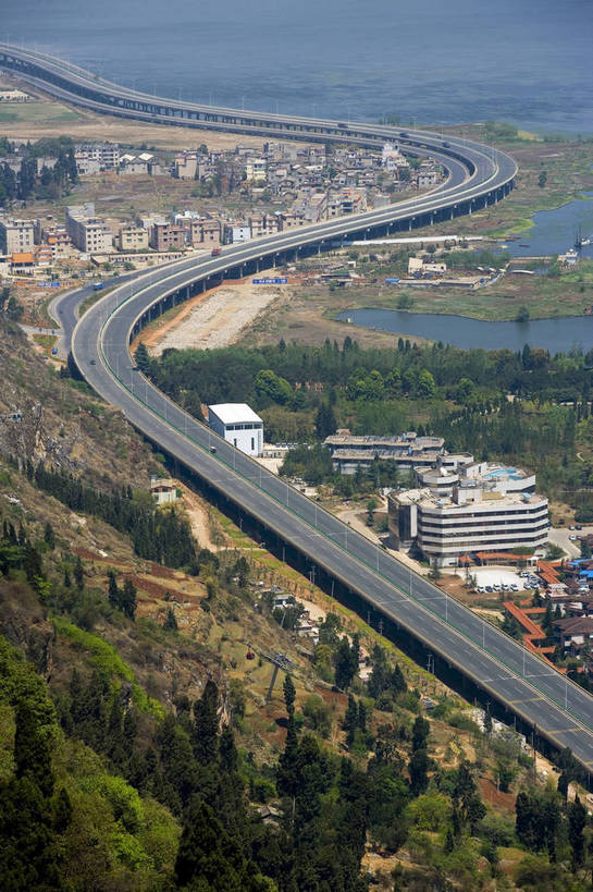 竖图,全景,俯视,彩色,室外,白天,旅游,山,城市,道路,高速公路,路,公路,昆明,中国,亚洲,景观,水池,交通,云南,特色,远景,景色,竖,摄影,人文景观,西山,矗立,鸟瞰,耸立,昆明市,东亚,龙门,云南省,滇池,中华人民共和国,省会,西南地区,挺立,滇,马路,旅行,昆明龙门,昆明西山,罗汉山三清阁,三清阁,西山区,高等级公路,bj174