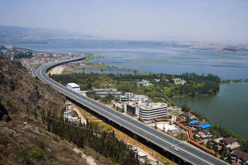 横图,全景,俯视,彩色,室外,白天,旅游,山,城市,道路,高速公路,路,公路,昆明,中国,亚洲,景观,水池,交通,云南,特色,远景,景色,摄影,人文景观,西山,鸟瞰,昆明市,东亚,龙门,云南省,滇池,中华人民共和国,省会,西南地区,滇,马路,旅行,昆明龙门,昆明西山,罗汉山三清阁,三清阁,西山区,高等级公路,bj174