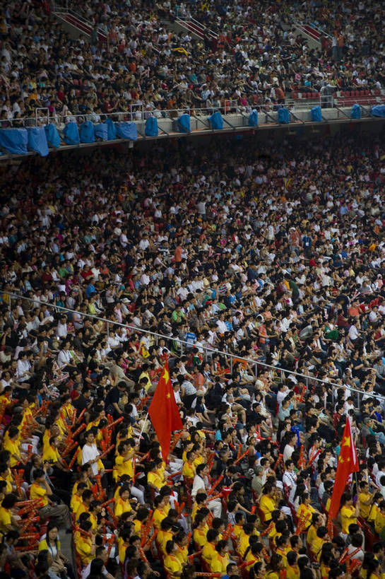 观众,竖图,彩色,室外,锻炼,旅游,度假,快乐,比赛,运动,竞争,名胜古迹,标志建筑,地标,建筑,夜景,北京,中国,亚洲,转门,遗迹,鸟巢,景观,灯光,首都,都市,注视,古迹,文物,娱乐,建设,体育场,现代,古建筑,现代建筑,地标建筑,观察,看,享受,休闲,灿烂,旅游胜地,奥林匹克,放松,竖,摄影,观看,察看,矗立,体育运动,象征,关注,耸立,赛场,古文明,东亚,运动会,钢结构,中华人民共和国,灯火辉煌,挺立,繁荣,发达,竞赛,体育,健身,旅行,奥运会,北京奥运会,国家体育馆,bj174