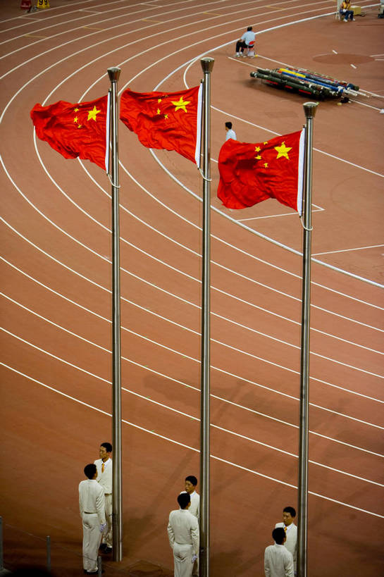 竖图,彩色,室外,锻炼,旅游,度假,快乐,比赛,运动,竞争,名胜古迹,标志建筑,地标,建筑,夜景,国旗,北京,中国,亚洲,转门,遗迹,鸟巢,景观,灯光,首都,都市,注视,古迹,文物,娱乐,建设,体育场,现代,古建筑,现代建筑,地标建筑,观察,看,享受,休闲,灿烂,旅游胜地,奥林匹克,放松,竖,摄影,观看,察看,矗立,体育运动,象征,关注,耸立,赛场,古文明,东亚,运动会,钢结构,中华人民共和国,灯火辉煌,挺立,繁荣,发达,竞赛,体育,健身,旅行,奥运会,北京奥运会,国家体育馆,bj174