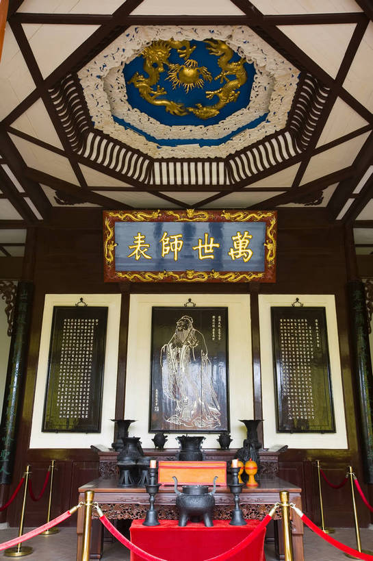 竖图,彩色,室内,白天,旅游,度假,名胜古迹,标志建筑,地标,建筑,中国,亚洲,遗迹,牌匾,图片,香炉,文化遗产,建筑群,古典,古迹,文物,娱乐,建设,古建筑,画像,享受,休闲,旅游胜地,放松,竖,摄影,纪念,矗立,文明,中国文化,耸立,古文明,东亚,湖南,湖南省,孔子,中华人民共和国,省会,挺立,华中地区,长沙,长沙市,湘,旅行,传统文化,岳麓山,岳麓书院,湖南大学,岳麓区,bj174