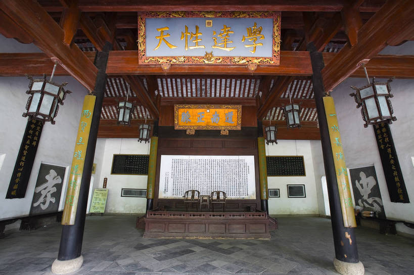 横图,彩色,室内,白天,旅游,度假,名胜古迹,标志建筑,地标,建筑,中国,亚洲,遗迹,灯笼,雕刻,浮雕,书法,图片,文化遗产,建筑群,古典,古迹,文物,娱乐,建设,古建筑,台阶,树木,棚,享受,休闲,汉字,旅游胜地,放松,摄影,学堂,文明,中国文化,古文明,东亚,湖南,湖南省,中华人民共和国,省会,华中地区,长沙,长沙市,湘,书院,幽静,旅行,传统文化,岳麓山,岳麓书院,湖南大学,岳麓区,bj174