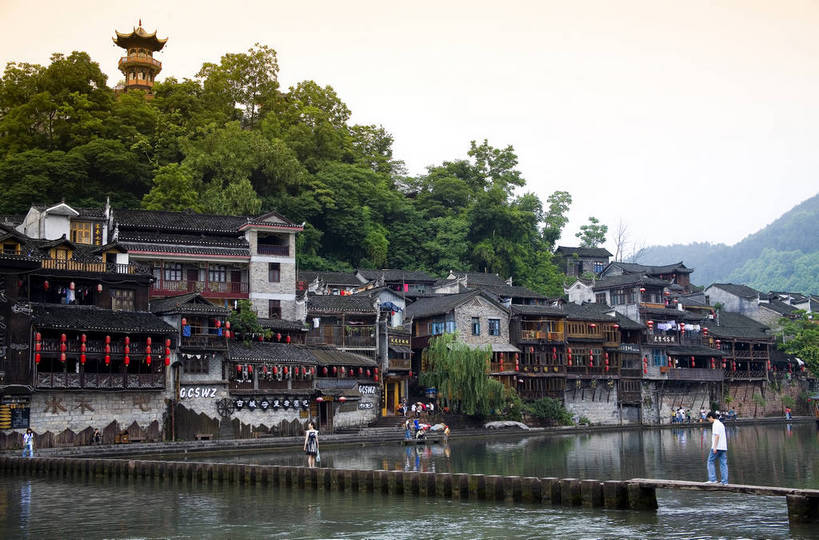 横图,彩色,室外,白天,旅游,度假,名胜古迹,山,标志建筑,地标,建筑,船,中国,亚洲,遗迹,民俗,图片,文化遗产,建筑群,木桥,古典,古迹,文物,娱乐,建设,古建筑,民居,游船,树木,古镇,享受,休闲,旅游胜地,放松,摄影,美好,文明,中国文化,古文明,东亚,湖南,凤凰镇,中华人民共和国,幽静,江,旅行,传统文化,bj174