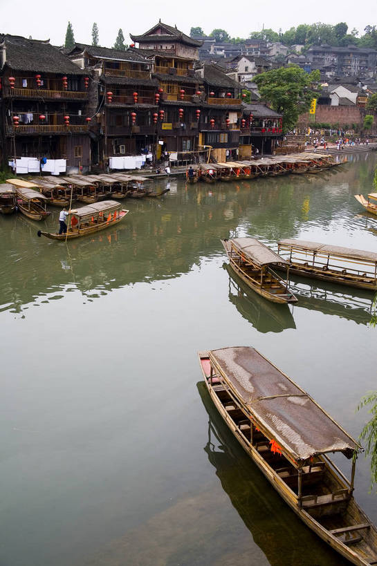 竖图,彩色,室外,白天,旅游,度假,名胜古迹,山,标志建筑,地标,建筑,船,中国,亚洲,遗迹,民俗,图片,文化遗产,建筑群,古典,古迹,文物,娱乐,建设,古建筑,民居,游船,树木,古镇,享受,休闲,旅游胜地,放松,竖,摄影,矗立,美好,文明,中国文化,耸立,古文明,东亚,湖南,凤凰镇,中华人民共和国,挺立,幽静,江,旅行,传统文化,bj174