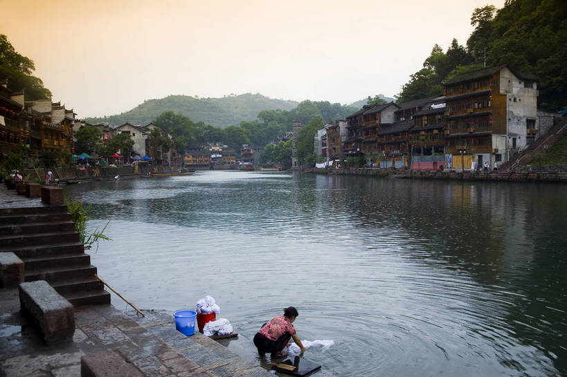 横图,彩色,室外,白天,旅游,度假,名胜古迹,山,标志建筑,地标,建筑,船,中国,亚洲,遗迹,民俗,图片,文化遗产,建筑群,古典,古迹,文物,娱乐,建设,古建筑,民居,游船,树木,古镇,享受,休闲,旅游胜地,放松,摄影,美好,文明,中国文化,古文明,东亚,湖南,凤凰镇,中华人民共和国,幽静,江,旅行,传统文化,bj174