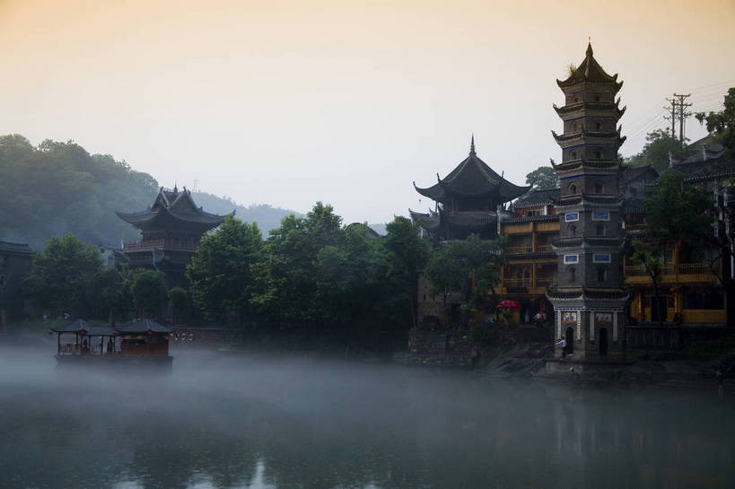 横图,彩色,室外,白天,旅游,度假,名胜古迹,山,雾,标志建筑,地标,建筑,船,中国,亚洲,遗迹,民俗,图片,文化遗产,建筑群,古典,古迹,文物,娱乐,建设,古建筑,民居,游船,树木,古镇,享受,休闲,旅游胜地,薄雾,放松,摄影,美好,文明,中国文化,古文明,东亚,湖南,凤凰镇,中华人民共和国,幽静,江,旅行,传统文化,bj174