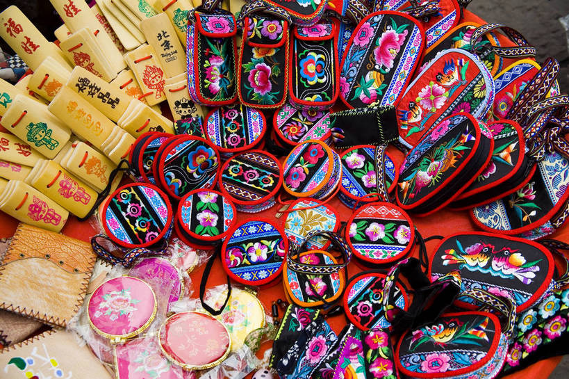 横图,彩色,室外,白天,鞋,旅游,中国,亚洲,民俗,图片,文化遗产,绣花,特产,工艺品,摄影,草鞋,绣花鞋,文明,中国文化,东亚,湖南,凤凰镇,中华人民共和国,旅行,传统文化,bj174