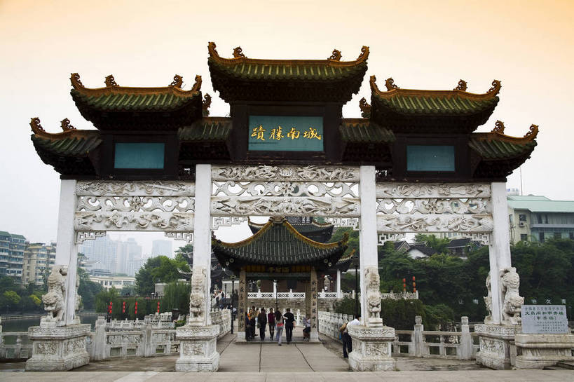 横图,室外,白天,旅游,度假,名胜古迹,城市风光,标志建筑,城市,道路,地标,建筑,中国,亚洲,遗迹,景观,文化遗产,建筑群,交通,都市,古典,古迹,文物,娱乐,建设,现代,古建筑,现代建筑,民居,享受,休闲,旅游胜地,放松,运输,经济,文明,中国文化,古文明,东亚,发展,贵州,贵阳,中华人民共和国,繁荣,进步,发达,旅行,居住区,传统文化,甲秀楼,bj174