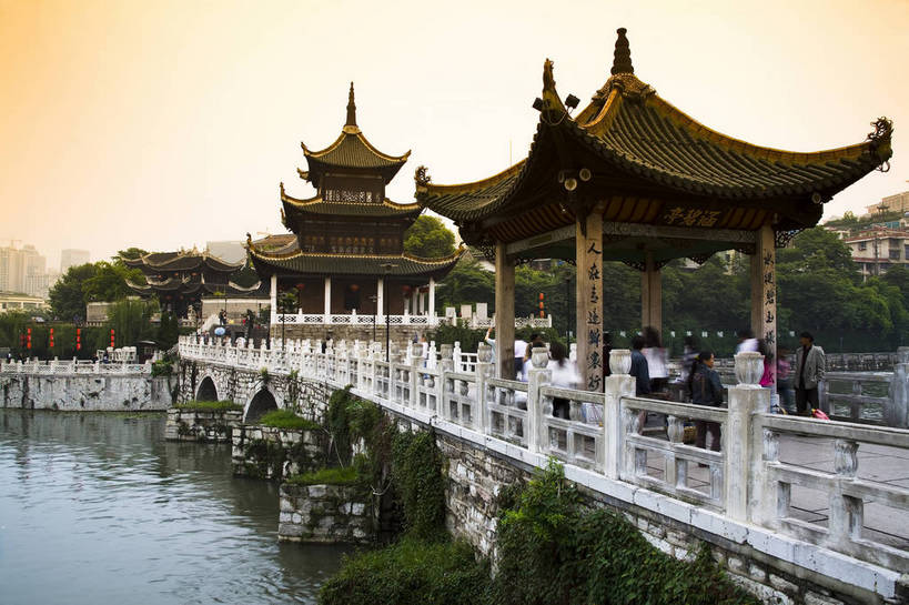 横图,室外,白天,旅游,度假,名胜古迹,城市风光,标志建筑,城市,道路,地标,建筑,中国,亚洲,遗迹,景观,文化遗产,建筑群,交通,都市,古典,古迹,文物,娱乐,建设,现代,古建筑,现代建筑,民居,享受,休闲,旅游胜地,放松,运输,经济,文明,中国文化,古文明,东亚,发展,贵州,贵阳,中华人民共和国,繁荣,进步,发达,旅行,居住区,传统文化,甲秀楼,bj174