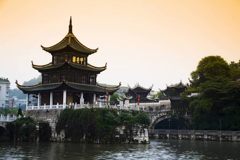 横图,室外,白天,旅游,度假,名胜古迹,城市风光,标志建筑,城市,道路,地标,建筑,中国,亚洲,遗迹,景观,文化遗产,建筑群,交通,都市,古典,古迹,文物,娱乐,建设,现代,古建筑,现代建筑,民居,享受,休闲,旅游胜地,放松,运输,经济,文明,中国文化,古文明,东亚,发展,贵州,贵阳,中华人民共和国,繁荣,进步,发达,旅行,居住区,传统文化,甲秀楼,bj174