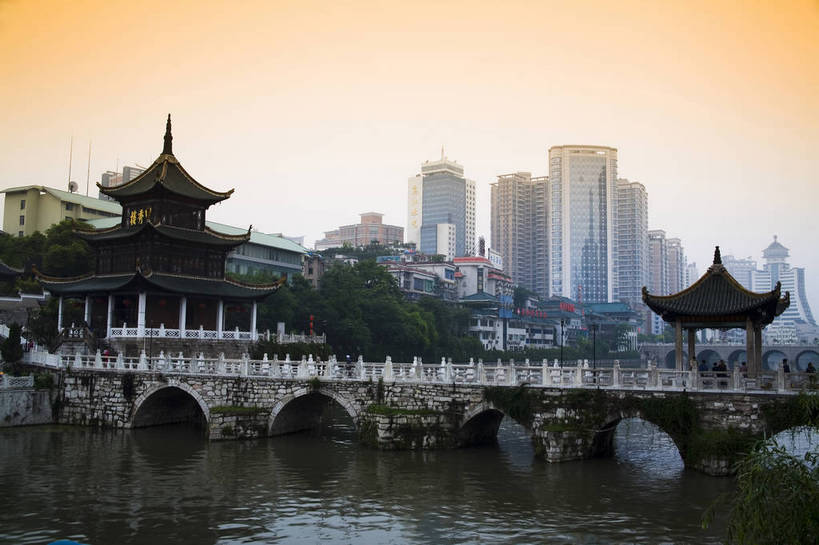 横图,室外,白天,旅游,度假,名胜古迹,城市风光,标志建筑,城市,道路,地标,建筑,中国,亚洲,遗迹,景观,文化遗产,建筑群,交通,都市,古典,古迹,文物,娱乐,建设,现代,古建筑,现代建筑,民居,享受,休闲,旅游胜地,放松,运输,经济,文明,中国文化,古文明,东亚,发展,贵州,贵阳,中华人民共和国,繁荣,进步,发达,旅行,居住区,传统文化,甲秀楼,bj174