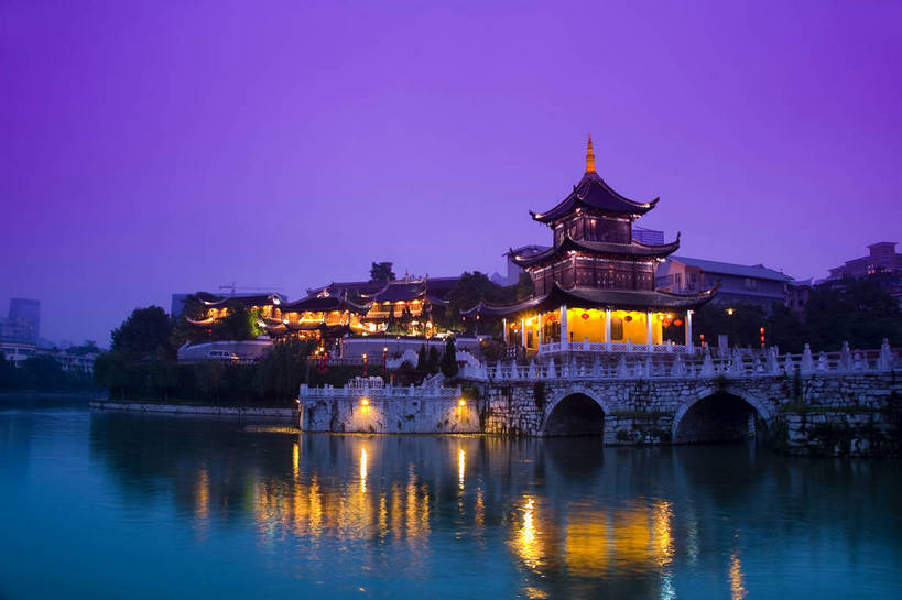 横图,室外,旅游,度假,名胜古迹,城市风光,标志建筑,城市,道路,地标,建筑,夜景,中国,亚洲,遗迹,景观,文化遗产,建筑群,灯光,交通,都市,古典,古迹,文物,娱乐,建设,现代,古建筑,现代建筑,民居,享受,休闲,灿烂,旅游胜地,放松,运输,经济,文明,中国文化,古文明,东亚,发展,贵州,贵阳,中华人民共和国,灯火辉煌,繁荣,进步,发达,旅行,居住区,传统文化,甲秀楼,bj174