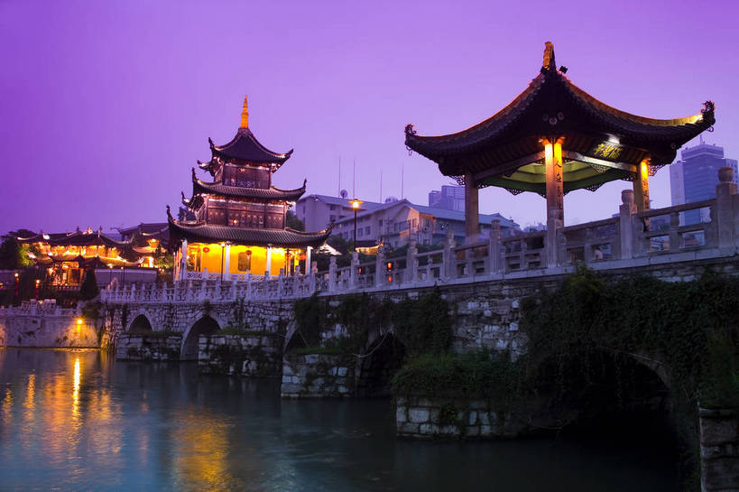 横图,室外,旅游,度假,名胜古迹,城市风光,标志建筑,城市,道路,地标,建筑,夜景,中国,亚洲,遗迹,景观,文化遗产,建筑群,灯光,交通,都市,古典,古迹,文物,娱乐,建设,现代,古建筑,现代建筑,民居,享受,休闲,灿烂,旅游胜地,放松,运输,经济,文明,中国文化,古文明,东亚,发展,贵州,贵阳,中华人民共和国,灯火辉煌,繁荣,进步,发达,旅行,居住区,传统文化,甲秀楼,bj174