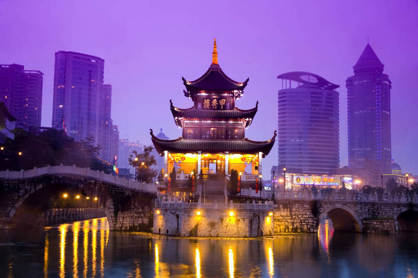 横图,室外,旅游,度假,名胜古迹,城市风光,标志建筑,城市,道路,地标,建筑,夜景,中国,亚洲,遗迹,景观,文化遗产,建筑群,灯光,交通,都市,古典,古迹,文物,娱乐,建设,现代,古建筑,现代建筑,民居,享受,休闲,灿烂,旅游胜地,放松,运输,经济,文明,中国文化,古文明,东亚,发展,贵州,贵阳,中华人民共和国,灯火辉煌,繁荣,进步,发达,旅行,居住区,传统文化,甲秀楼,bj174