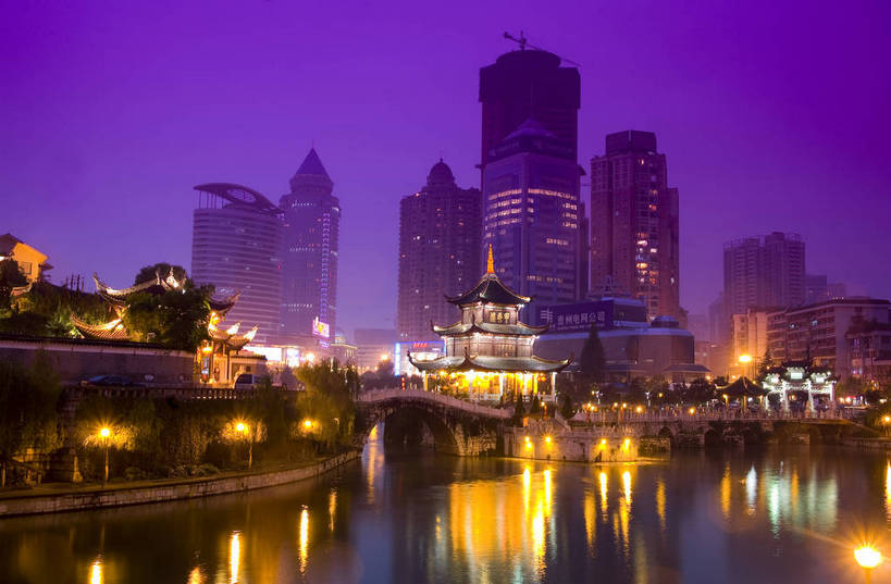 横图,室外,旅游,度假,名胜古迹,城市风光,标志建筑,城市,道路,地标,建筑,夜景,中国,亚洲,遗迹,景观,文化遗产,建筑群,灯光,交通,都市,古典,古迹,文物,娱乐,建设,现代,古建筑,现代建筑,民居,享受,休闲,灿烂,旅游胜地,放松,运输,经济,文明,中国文化,古文明,东亚,发展,贵州,贵阳,中华人民共和国,灯火辉煌,繁荣,进步,发达,旅行,居住区,传统文化,甲秀楼,bj174