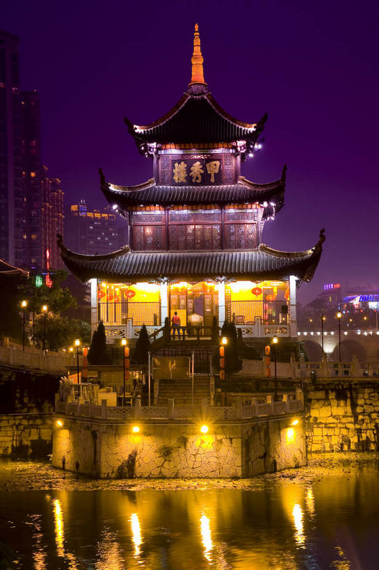 竖图,室外,旅游,度假,名胜古迹,城市风光,标志建筑,城市,道路,地标,建筑,夜景,中国,亚洲,遗迹,景观,文化遗产,建筑群,灯光,交通,都市,古典,古迹,文物,娱乐,建设,现代,古建筑,现代建筑,民居,享受,休闲,灿烂,旅游胜地,放松,竖,运输,经济,矗立,文明,中国文化,耸立,古文明,东亚,发展,贵州,贵阳,中华人民共和国,灯火辉煌,挺立,繁荣,进步,发达,旅行,居住区,传统文化,甲秀楼,bj174