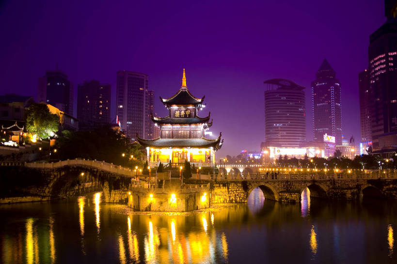 横图,室外,旅游,度假,名胜古迹,城市风光,标志建筑,城市,道路,地标,建筑,夜景,中国,亚洲,遗迹,景观,文化遗产,建筑群,灯光,交通,都市,古典,古迹,文物,娱乐,建设,现代,古建筑,现代建筑,民居,享受,休闲,灿烂,旅游胜地,放松,运输,经济,文明,中国文化,古文明,东亚,发展,贵州,贵阳,中华人民共和国,灯火辉煌,繁荣,进步,发达,旅行,居住区,传统文化,甲秀楼,bj174