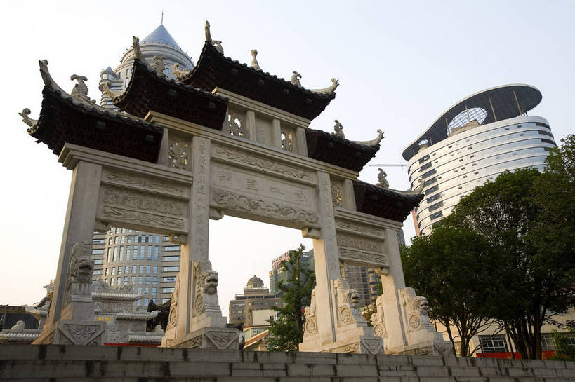 横图,室外,白天,旅游,度假,名胜古迹,城市风光,标志建筑,城市,道路,地标,建筑,中国,亚洲,遗迹,景观,文化遗产,建筑群,牌楼,交通,都市,古典,古迹,文物,娱乐,建设,现代,古建筑,现代建筑,民居,享受,休闲,旅游胜地,放松,运输,经济,文明,中国文化,古文明,东亚,发展,湖南,岳阳,中华人民共和国,繁荣,进步,发达,旅行,居住区,传统文化,甲秀楼,飞檐,bj174