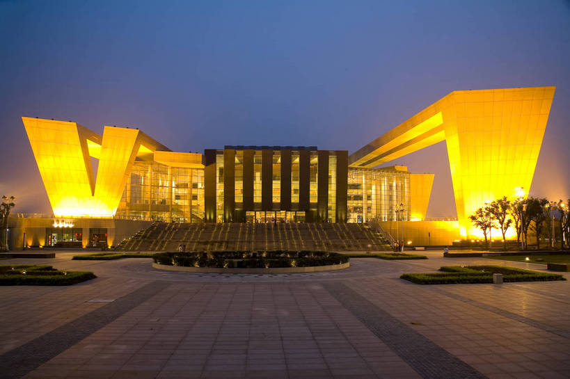 广场,横图,室外,旅游,度假,名胜古迹,城市风光,标志建筑,城市,道路,地标,建筑,夜景,武汉,中国,亚洲,遗迹,景观,灯光,交通,都市,古迹,文物,娱乐,建设,现代,古建筑,现代建筑,地标建筑,享受,休闲,灿烂,旅游胜地,放松,运输,经济,古文明,东亚,发展,湖北,湖北省,武汉市,汉阳,中华人民共和国,省会,灯火辉煌,华中地区,鄂,繁荣,进步,发达,艺术中心,旅行,汉阳区,武汉琴台文化艺术中心,琴台文化艺术中心,bj174